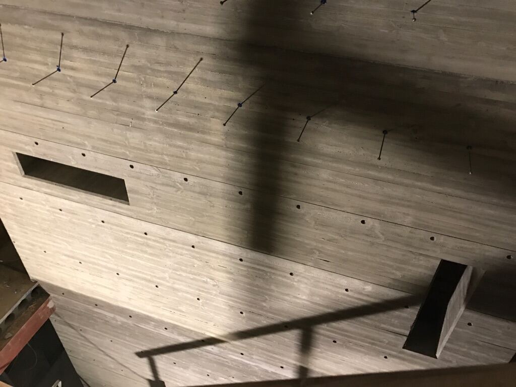 Ferdig betongvegg med liggende bordforskalt overflate